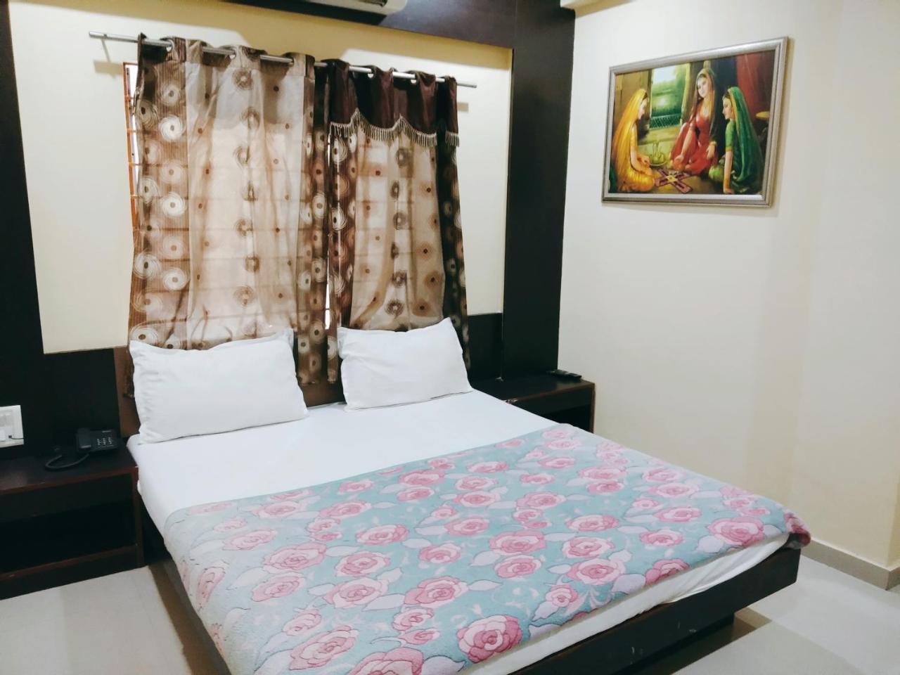 Hotel Krishna Palace Vastrapur Ahmedabad Exterior foto