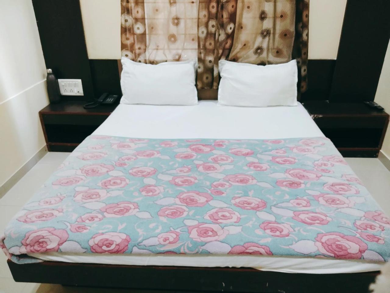 Hotel Krishna Palace Vastrapur Ahmedabad Exterior foto