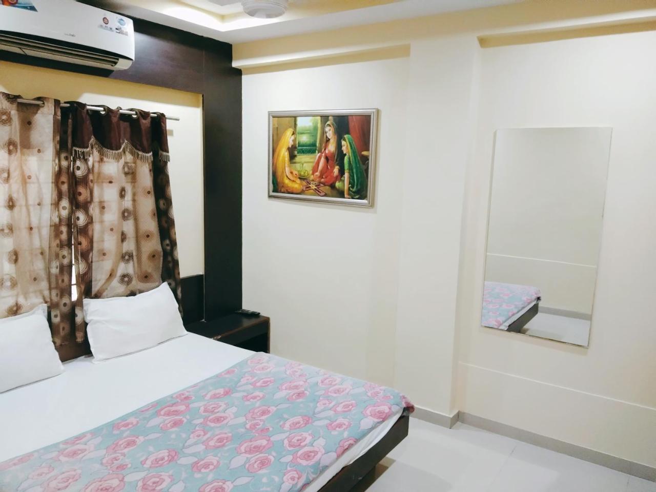 Hotel Krishna Palace Vastrapur Ahmedabad Exterior foto